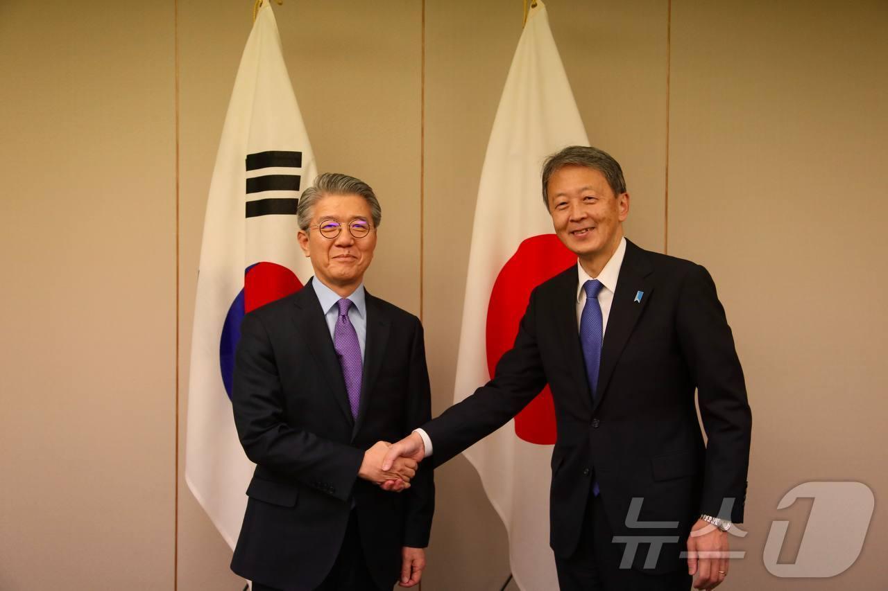 김홍균&#40;왼쪽&#41; 외교부 제1차관, 오카노 마사타카 일본 외무성 사무차관.&#40;외교부 제공&#41;