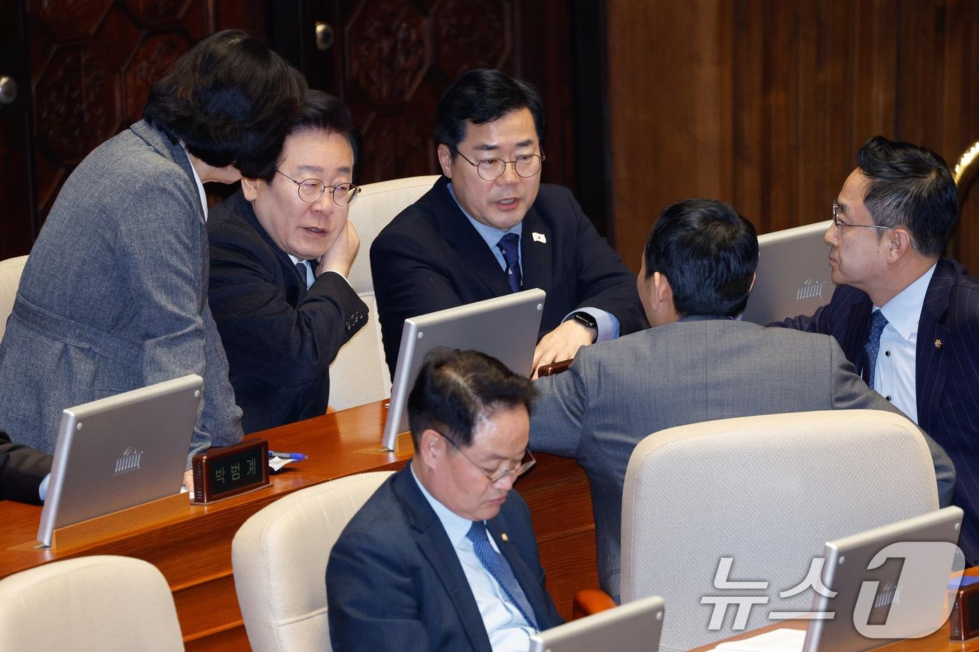 한덕수 대통령 권한대행이 긴급 대국민담화를 통해 &#34;여야가 합의할 때까지 헌법재판관 임명을 보류하겠다＂고 밝힌 26일 서울 여의도 국회에서 열린 제420회국회&#40;임시회&#41; 제1차 본회의에서 더불어민주당 이재명 대표, 박찬대 원내대표 등이 논의하고 있다. 2024.12.26/뉴스1 ⓒ News1 안은나 기자