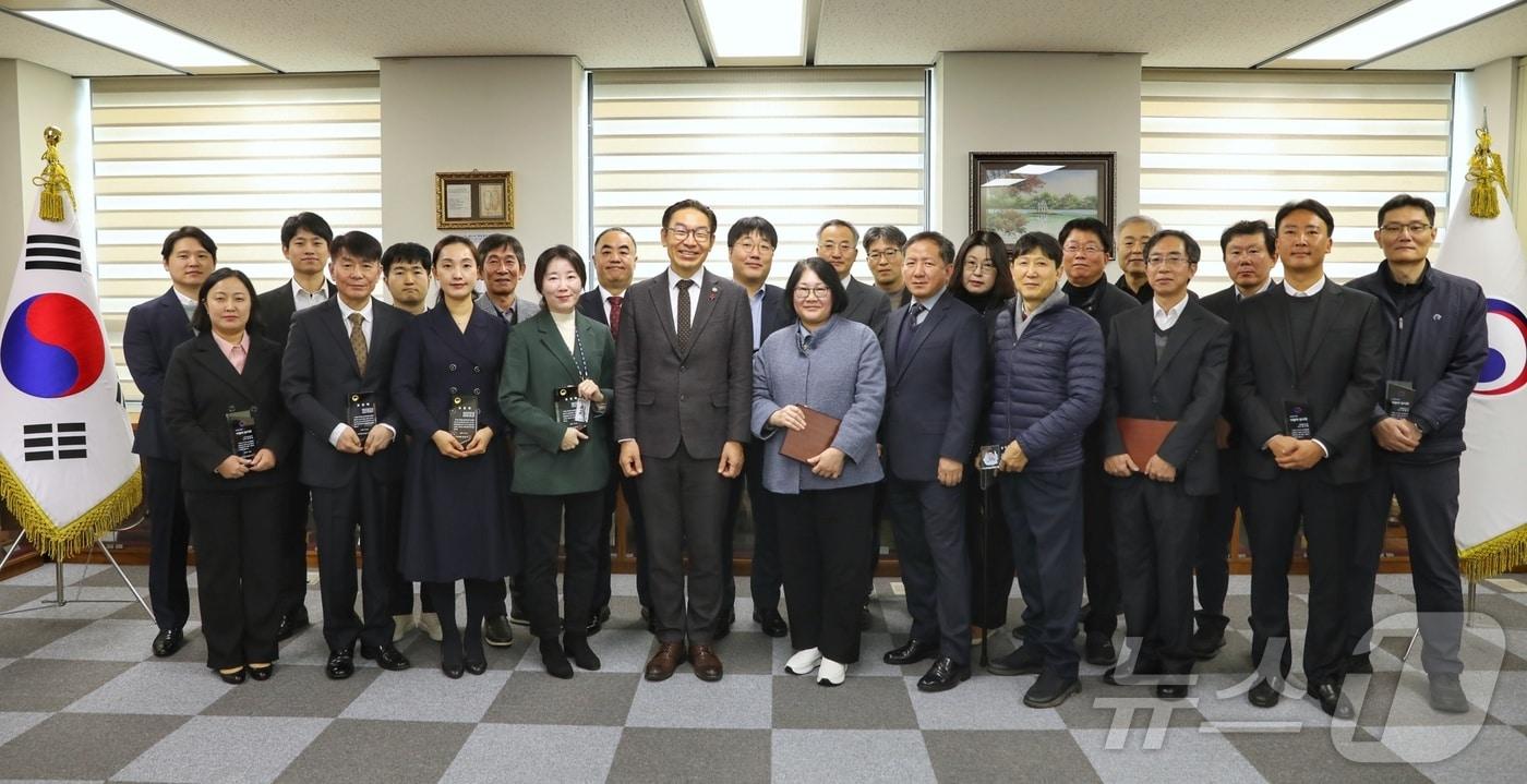 김완기 특허청장&#40;앞줄 왼쪽에서 5번째&#41;이 우수 심사관 수상자들과 기념촬영을 하고 있다.&#40;특허청 제공&#41;/뉴스1