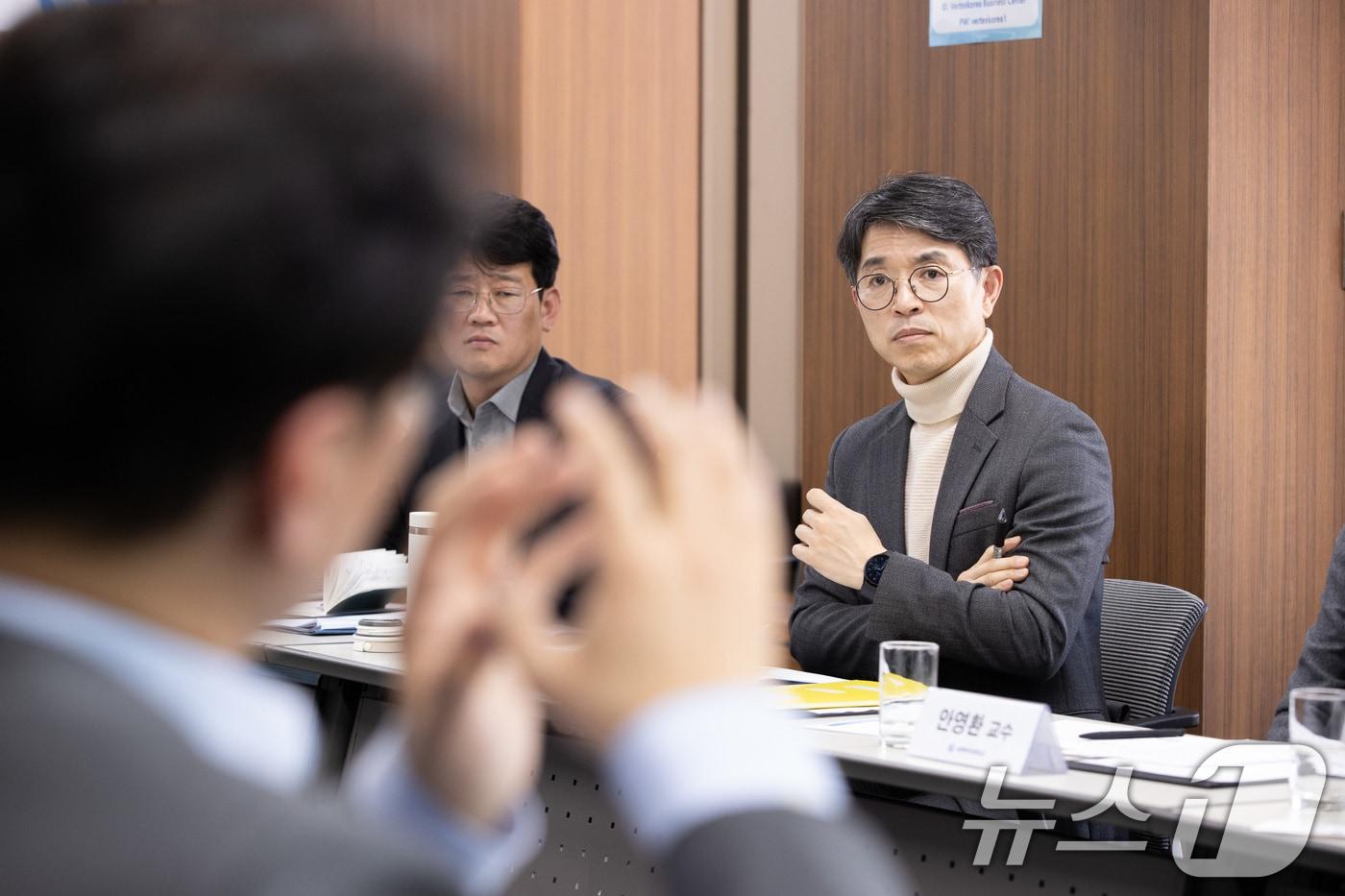 김완섭 환경부 장관이  ‘제1차 기후전략 간담회’에서 기후위기 대응을 위한 국가 기후전략 방향에 대해 논의하고 있다. ⓒ News1