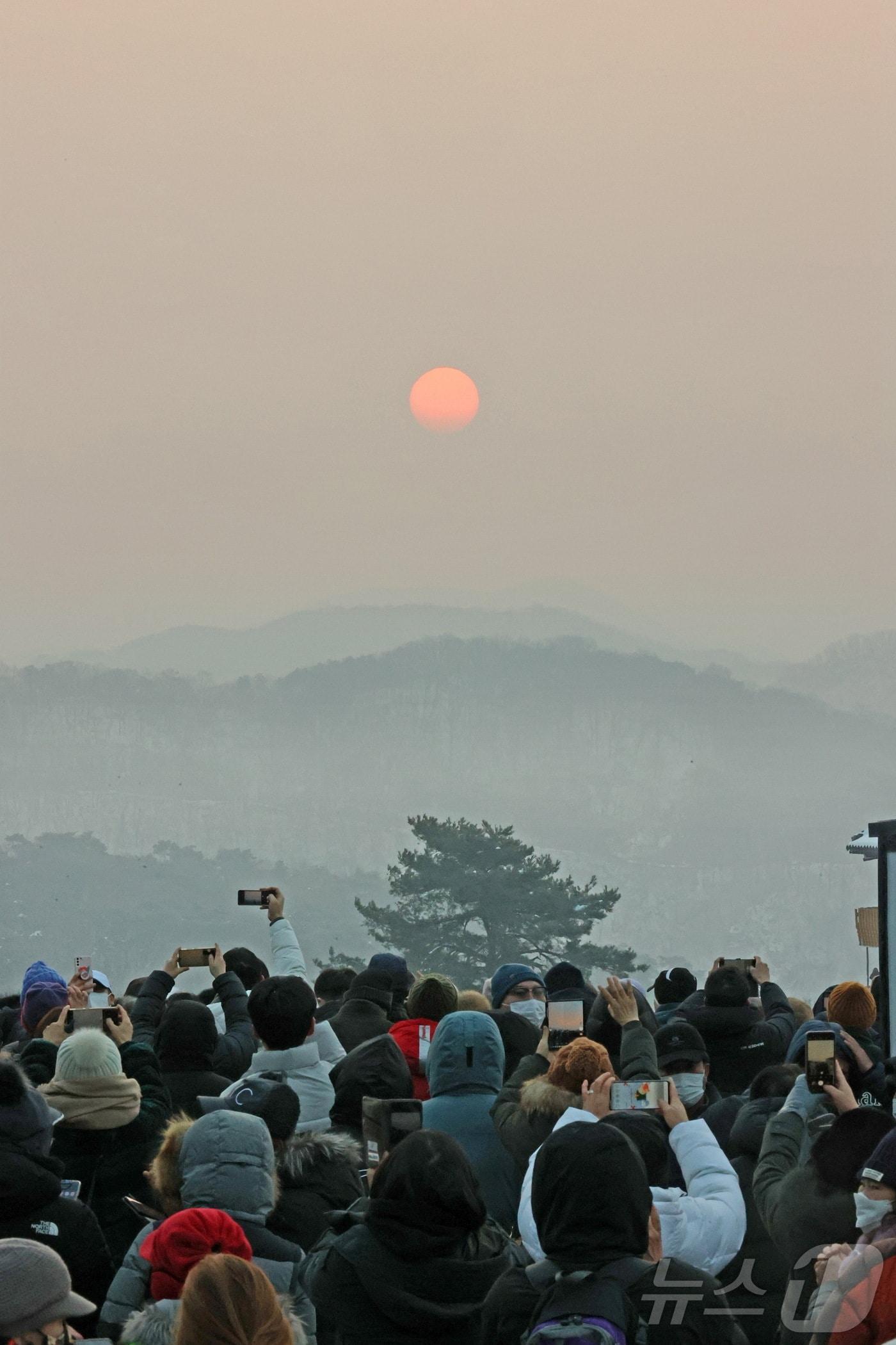 전북자치도 임실군은 2025년 희망찬 을사년&#40;乙巳年&#41; 새해를 맞아 옥정호 국사봉에서 해맞이 축제를 개최한다.&#40;임실군제공&#41;2024.12.26/뉴스1