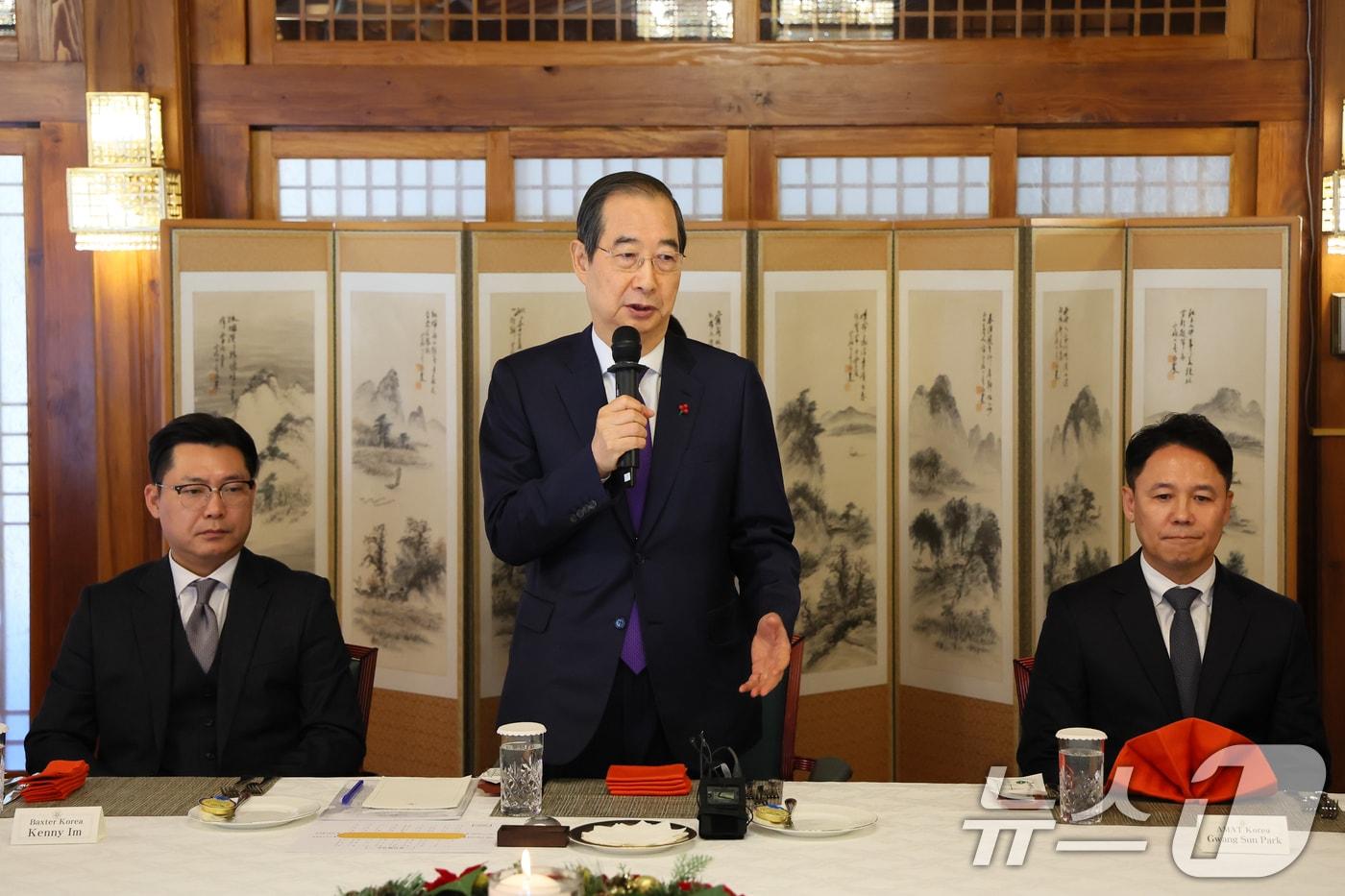 한덕수 대통령 권한대행 국무총리가 26일 서울 총리공관에서 주한 미국상공회의소와 주요 미국계 외국인투자기업을 대상으로 열린 오찬 간담회에서 발언하고 있다. &#40;총리실 제공&#41; 2024.12.26/뉴스1