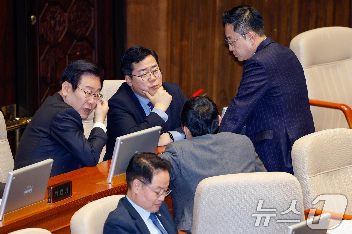 이재명 더불어민주당 대표와 박찬대 원내대표, 박성준 원내수석부대표, 김용민 원내정책수석부대표가 26일 오후 서울 여의도 국회에서 열린 제420회국회&#40;임시회&#41; 제1차 본회의에서 대화하고 있다. 2024.12.26/뉴스1 ⓒ News1 안은나 기자