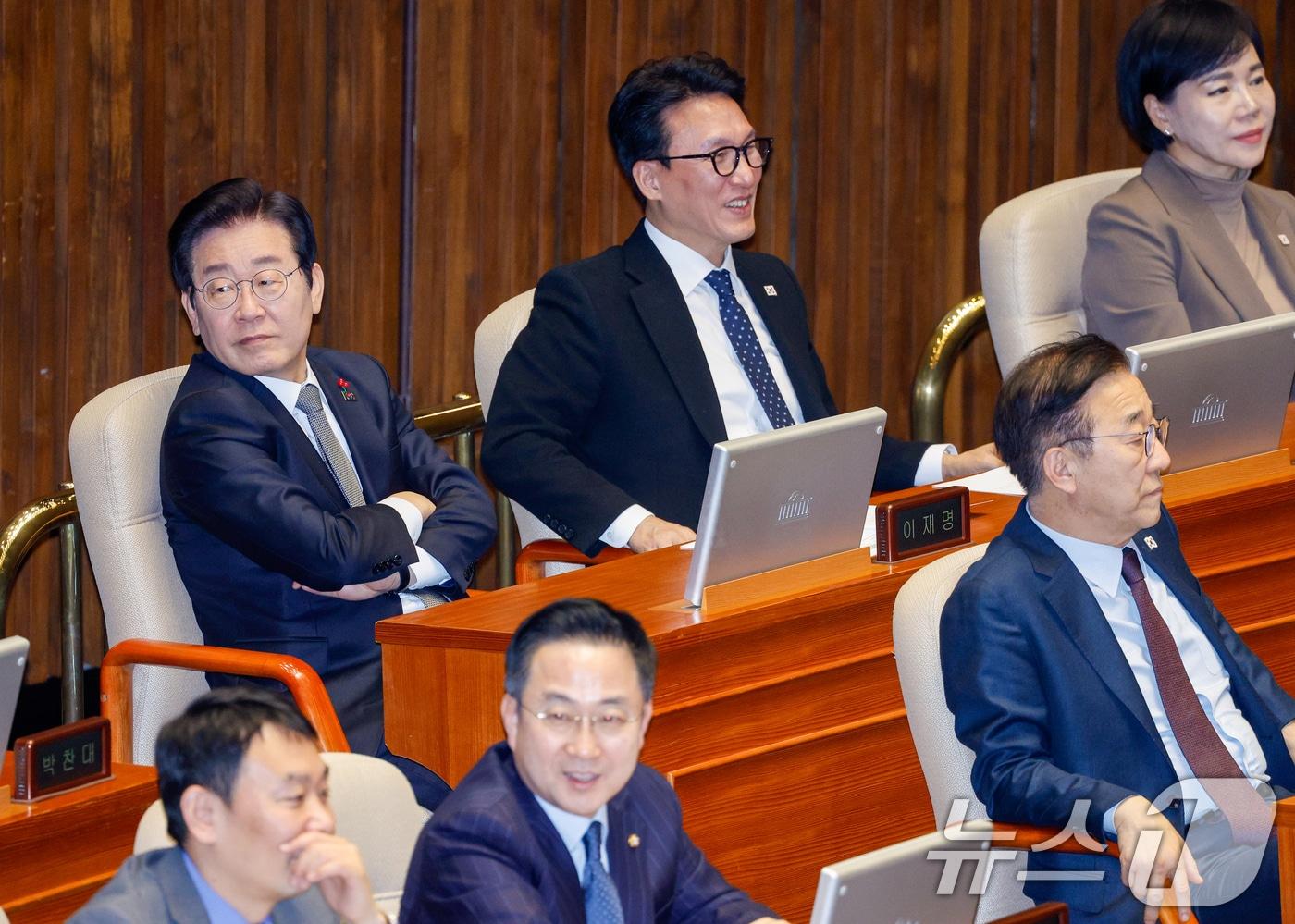 이재명 더불어민주당 대표가 26일 오후 서울 여의도 국회에서 열린 제420회국회&#40;임시회&#41; 제1차 본회의에서 조인철 의원 법안 제안설명 중 시국 관련 발언에 여당 의원들이 항의하자 국민의힘 의원석을 바라보고 있다. 2024.12.26/뉴스1 ⓒ News1 안은나 기자