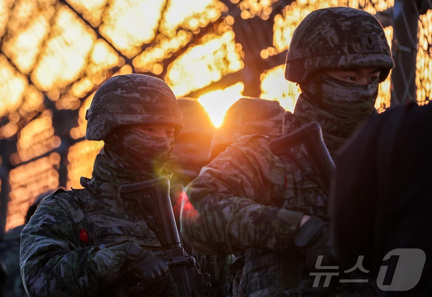 해병대 2사단 장병들이 김포시 한강 하구 중립수역 일대 접경지역에서 수제선 주변에 대한 수색정찰을 실시하며, 적의 침투 흔적, 접안 부유물, 철책 이상 유무 등을 면밀히 점검하고 있다. ⓒ News1 김성진 기자