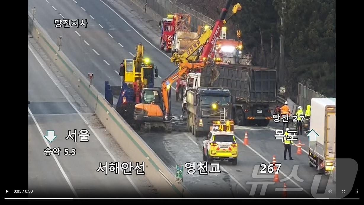 충남 당진 송악읍 서해안고속도로 교통사고 현장. &#40;도로공사 CCTV&#41; . / 뉴스1