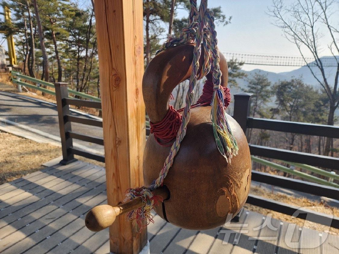 보은 속리산테마파크 내 목탁봉 전망대에 있는 대형 목탁. &#40;보은군 제공&#41; /뉴스1