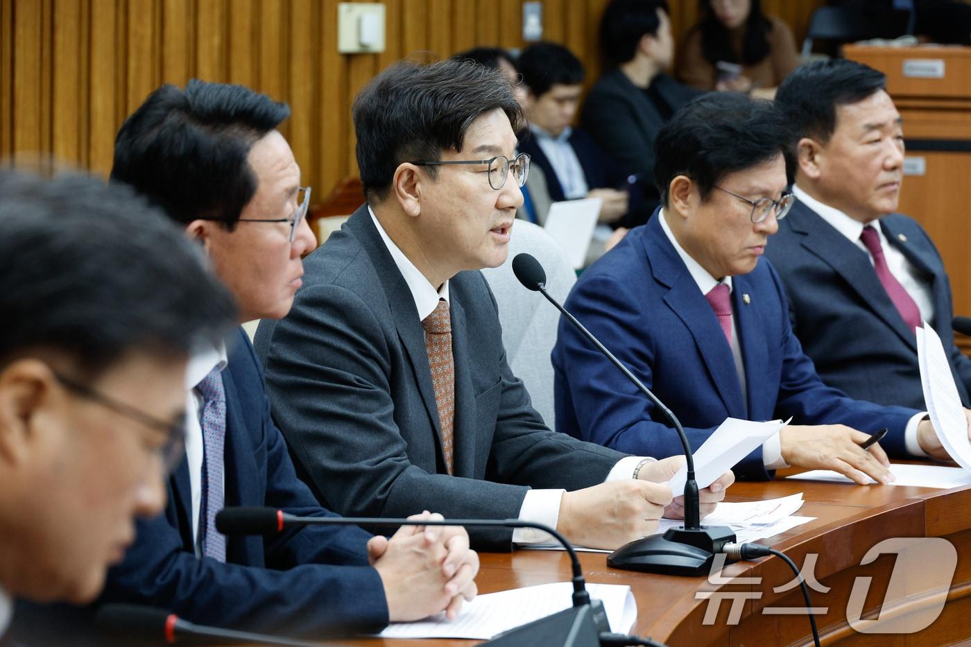 권성동 국민의힘 당대표 권한대행 겸 원내대표가 27일 오전 서울 여의도 국회에서 열린 원내대책회의에 참석해 모두 발언하고 있다. 2024.12.27/뉴스1 ⓒ News1 안은나 기자