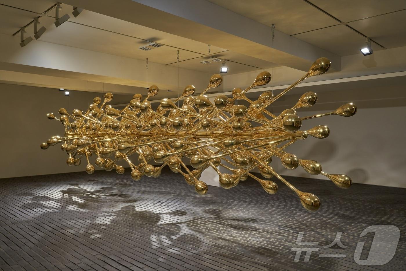 김병호&#40;KIM Byoungho&#41;, 수평정원 Horizontal Garden, 2018, Brass, 160x680x160&#40;h&#41;cm. 아라리오갤러리 제공.