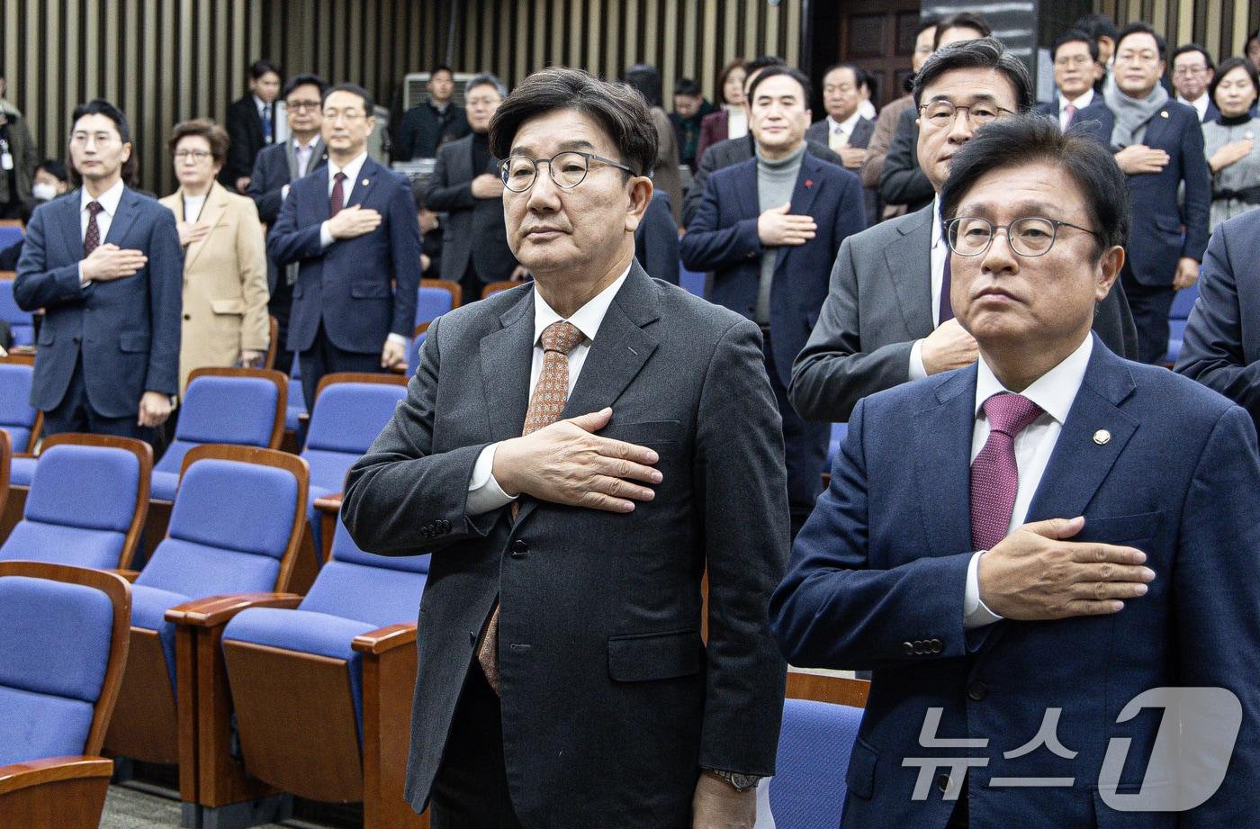 권성동 국민의힘 당대표 권한대행 겸 원내대표가 27일 오전 서울 여의도 국회에서 열린 비상의원총회에서 국민의럐를 하고 있다. 2024.12.27/뉴스1 ⓒ News1 이재명 기자