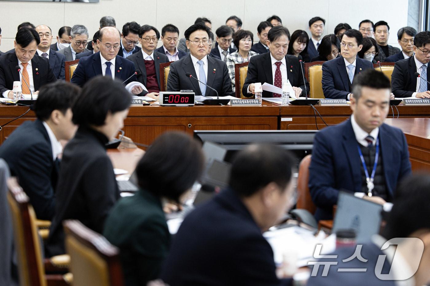 유상임 과학기술정보통신부 장관이 27일 오전 서울 여의도 국회에서 열린 과학기술정보방송통신위원회&#40;과방위&#41; 전체회의에서 의원들의 발언을 듣고 있다. 2024.12.27/뉴스1 ⓒ News1 이재명 기자