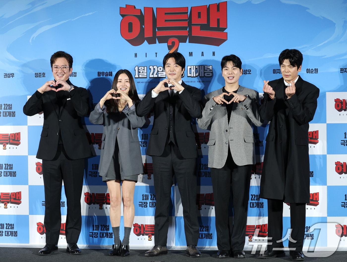 배우 정준호&#40;왼쪽부터&#41;와 황우슬혜, 권상우, 이이경, 김성오가 27일 서울 용산구 CGV 용산점에서 열린 영화 &#39;히트맨2&#39; 제작보고회에 참석해 포즈를 취하고 있다. &#39;히트맨2&#39;는 대히트 흥행 작가에서 순식간에 &#39;뇌절작가&#39;로 전락한 &#39;준&#39;&#40;권상우 분&#41;이 야심차게 선보인 신작 웹툰을 모방한 테러가 발생하고, 하루아침에 범인으로 몰리면서 벌어지는 코믹 액션 영화이다. 2024.12.27/뉴스1 ⓒ News1 권현진 기자