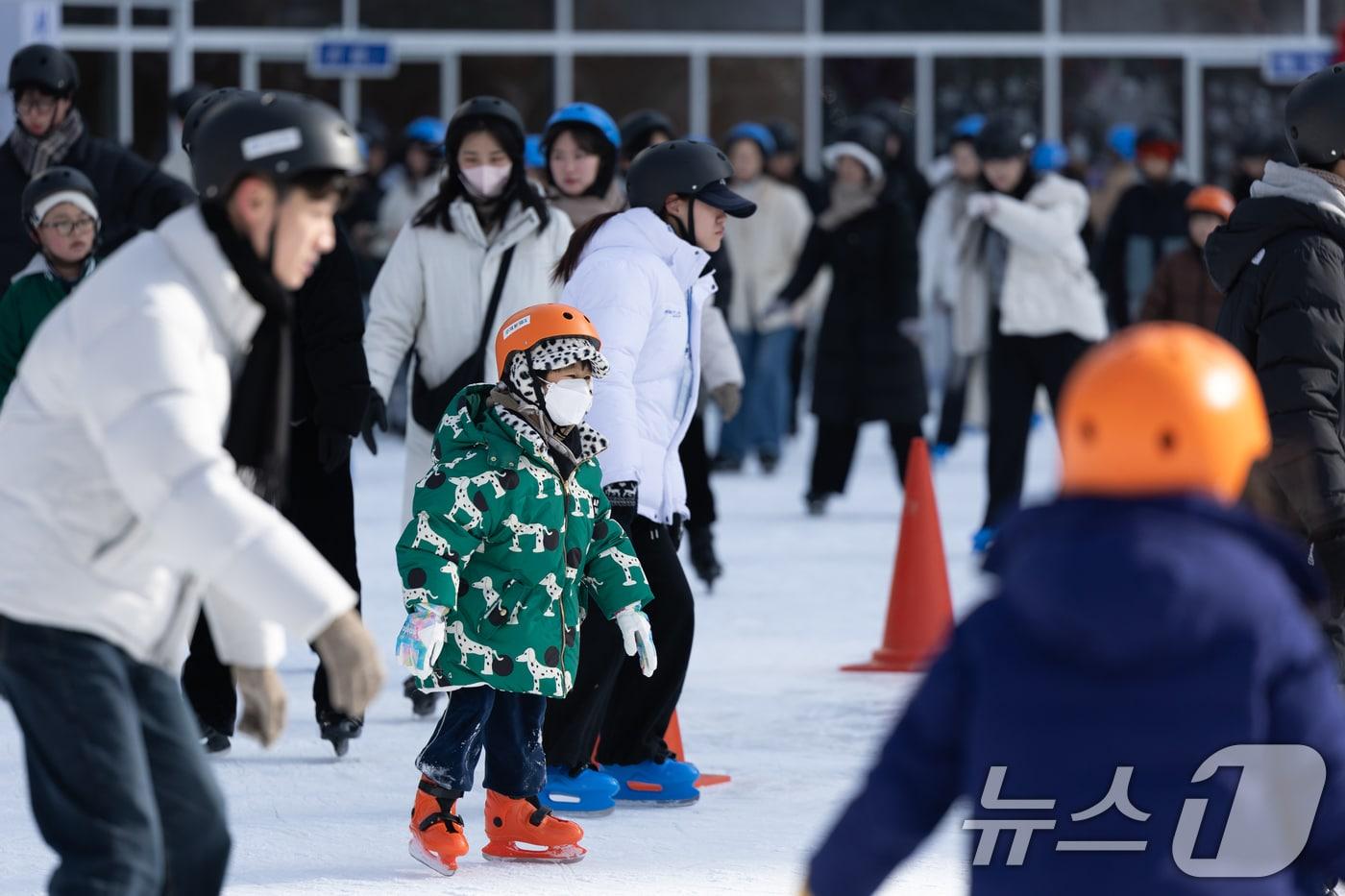 서울 아침 기온이 영하 7도로 떨어진 27일 오후 서울 중구 서울광장 스케이트장을 찾은 시민들과 관광객들이 스케이트를 즐기고 있다. 2024.12.27/뉴스1 ⓒ News1 이승배 기자