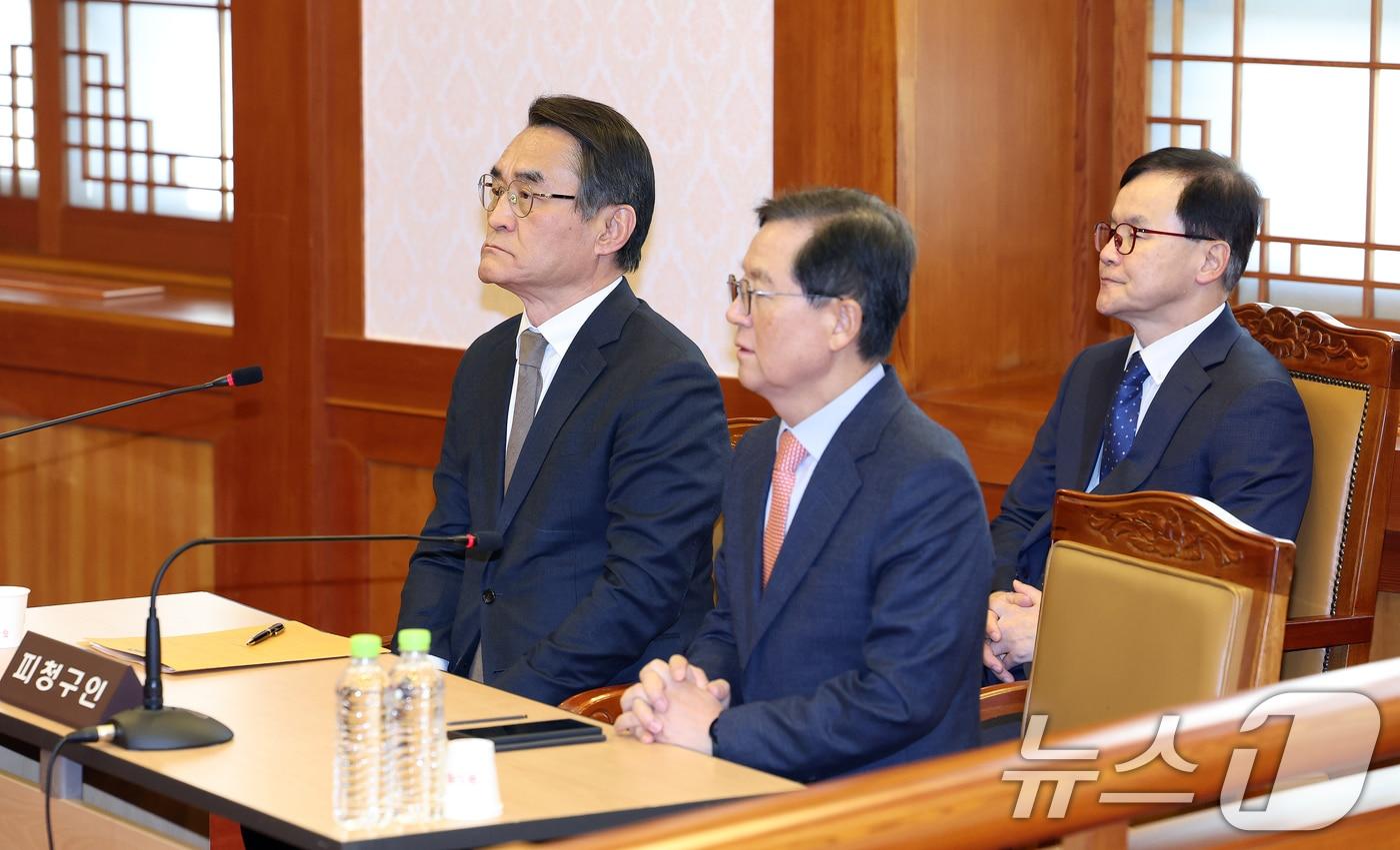 윤석열 대통령의 법률대리인인 배보윤, 배진한, 윤갑근 변호사가 27일 서울 종로구 헌법재판소 소심판정에서 열린 윤석열 대통령의 탄핵심판 사건 첫번째 변론준비기일에 출석해 있다. &#40;공동취재&#41; 2024.12.27/뉴스1 ⓒ News1 박지혜 기자