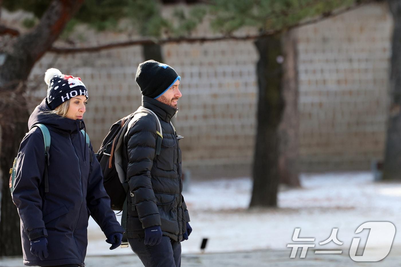 서울 중구 덕수궁에서 외국인 관광객들이 관람을 위해 이동하고 있다. 2024.12.27/뉴스1 ⓒ News1 황기선 기자