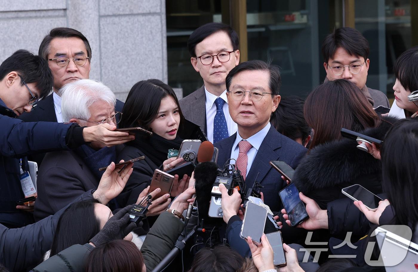 윤석열 대통령 측 대리인인 윤갑근 변호사가 27일 서울 종로구 헌법재판소 소심판정에서 열린 윤석열 대통령 탄핵 심판 첫 변론준비기일을 마친 뒤 취재진의 질문에 답하고 있다. 2024.12.27/뉴스1 ⓒ News1 박지혜 기자