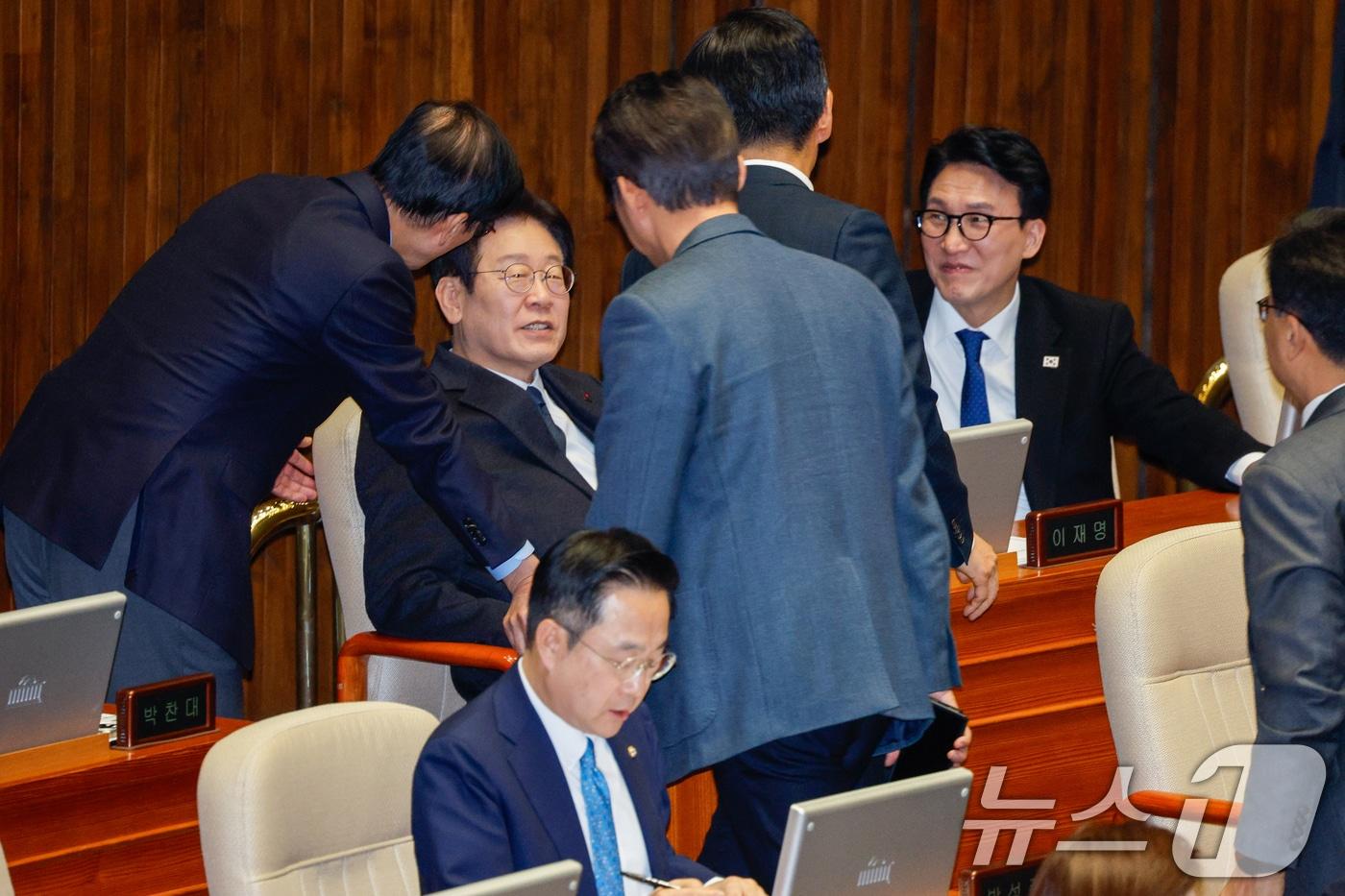 이재명 더불어민주당 대표와 김민석 최고위원이 27일 오후 서울 여의도 국회 본회의장에서 열린 제420회 국회&#40;임시회&#41; 제2차 본회의에 참석해 정청래 법사위원장과 대화하고 있다. 2024.12.27/뉴스1 ⓒ News1 안은나 기자