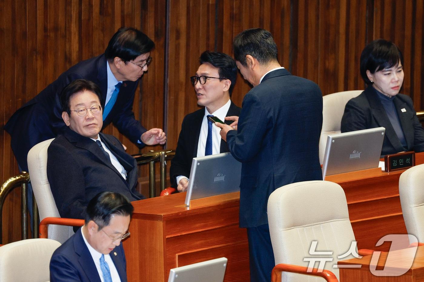 이재명 더불어민주당 대표와 김민석 최고위원이 27일 오후 서울 여의도 국회 본회의장에서 열린 제420회 국회&#40;임시회&#41; 제2차 본회의에 참석해 정청래 법사위원장과 대화하고 있다. 2024.12.27/뉴스1 ⓒ News1 안은나 기자