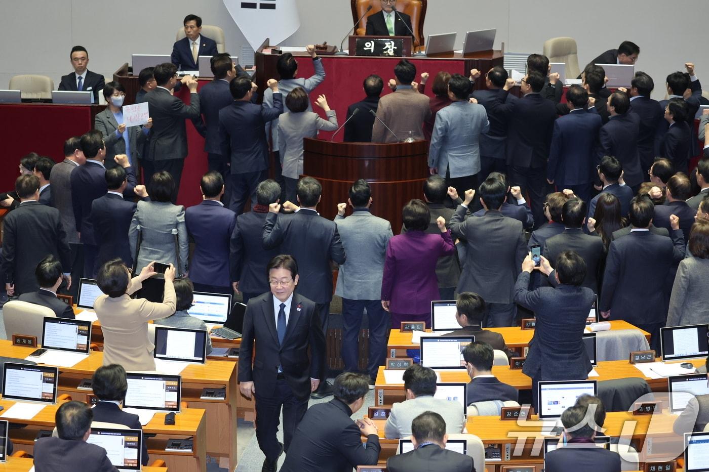 이재명 더불어민주당 대표가 27일 오후 서울 여의도 국회에서 열린 제420회국회&#40;임시회&#41; 제2차 본회의에서 한덕수 대통령 권한대행 국무총리 탄핵소추안 투표를 마치고 자리로 향하고 있다. 2024.12.27/뉴스1 ⓒ News1 이재명 기자