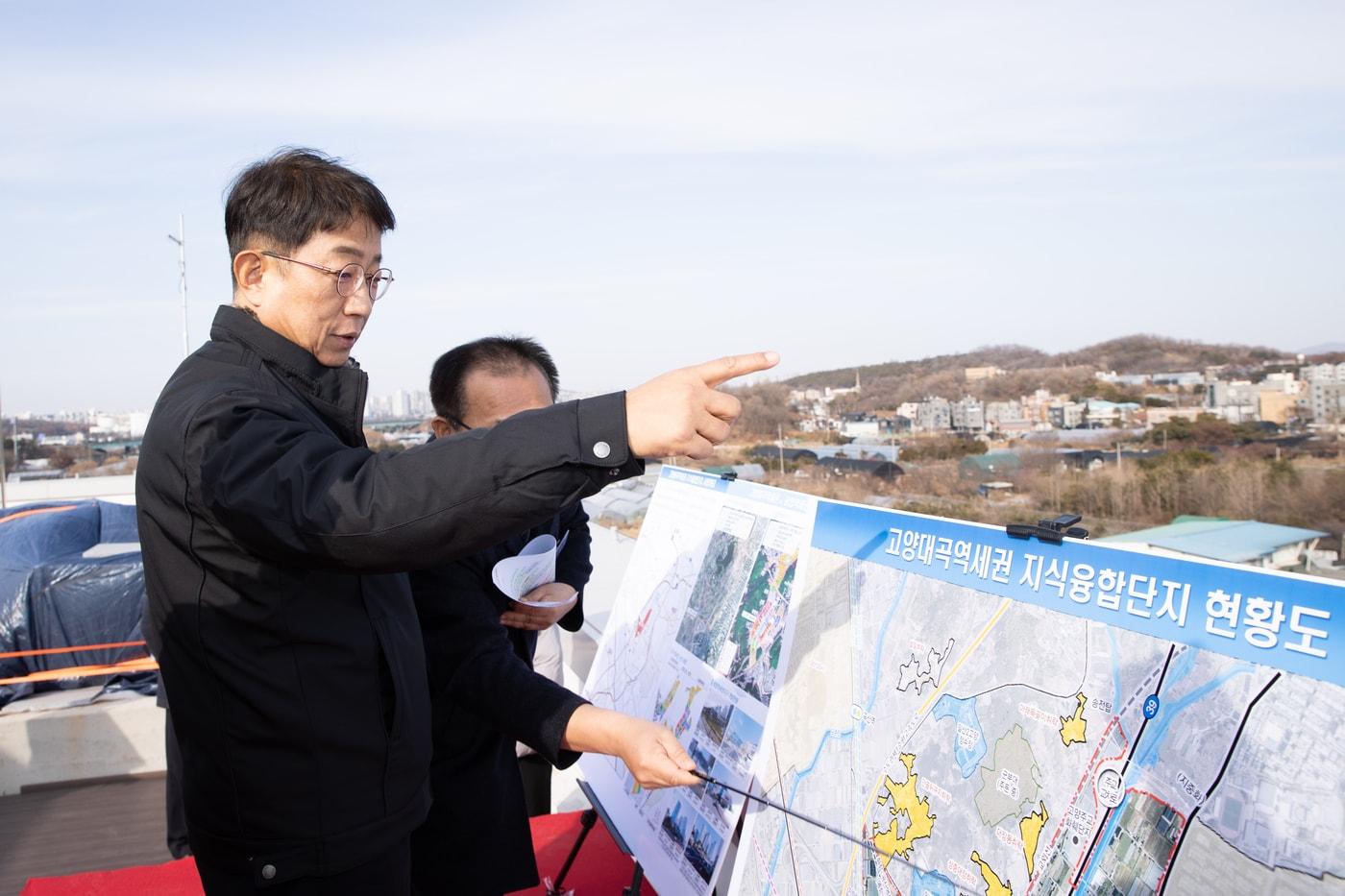 박상우 국토부 장관이 27일 3기 신도시 고양 창릉지구 첫마을 주택착공 현장을 살펴보고 있다./국토부 제공