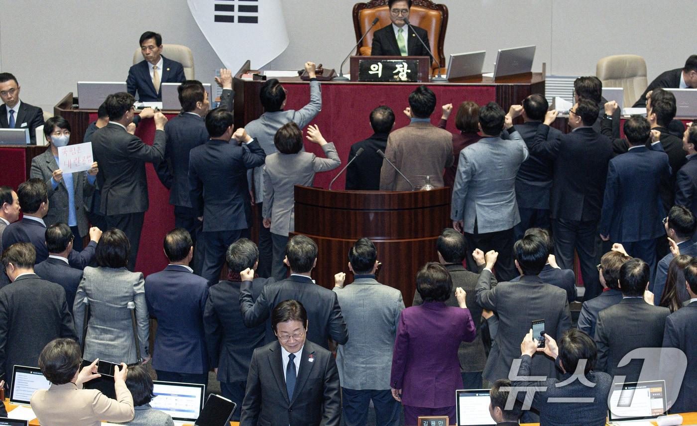 이재명 더불어민주당 대표가 27일 오후 서울 여의도 국회에서 열린 제420회국회&#40;임시회&#41; 제2차 본회의에서 한덕수 대통령 권한대행 국무총리 탄핵소추안 투표를 마치고 자리로 향하고 있다. 2024.12.27/뉴스1 ⓒ News1 이재명 기자