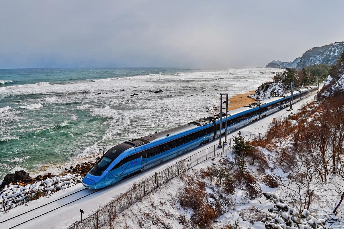 동해바다를 달리는 KTX. &#40;코레일 제공&#41;/뉴스1