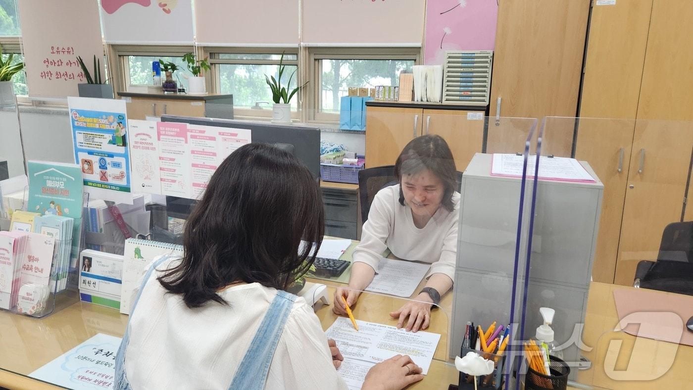 용인시의 한 보건소에서 난임 지원 사업과 관련해 상담을 하고 있는 모습.&#40;용인시 제공&#41;