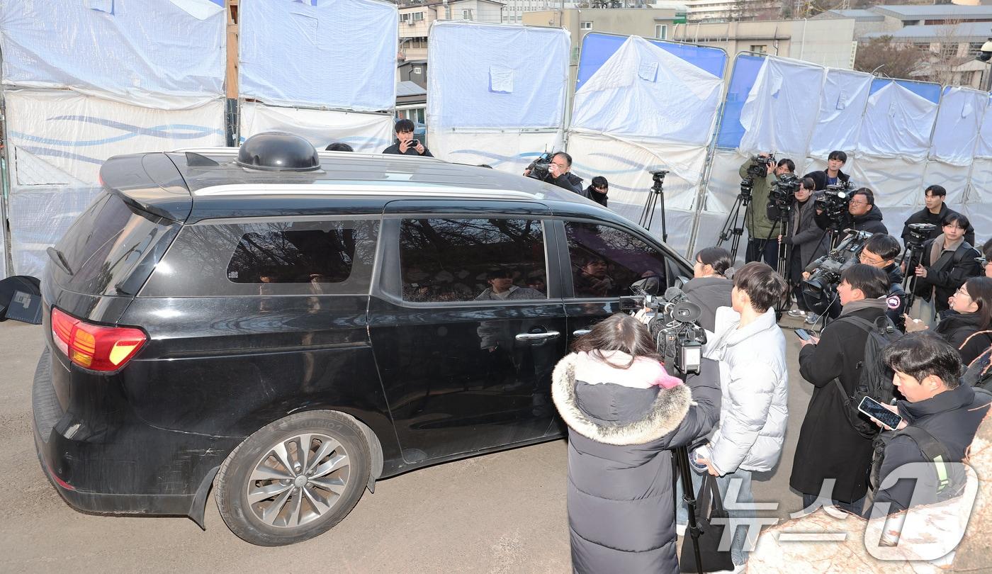 12·3 비상계엄 사태를 수사하는 경찰 국가수사본부 특별수사단이 서울 종로구 삼청동 소재 대통령 안전가옥&#40;안가&#41;을 압수수색 중인 27일 오후 안전가옥에서 경찰 측 차량이 나가고 있다. 경찰은 이날 &#34;안가의 폐쇄회로&#40;CC&#41;TV 자료 확보를 위해 압수수색에 착수했다＂고 밝혔다. 2024.12.27/뉴스1 ⓒ News1 장수영 기자