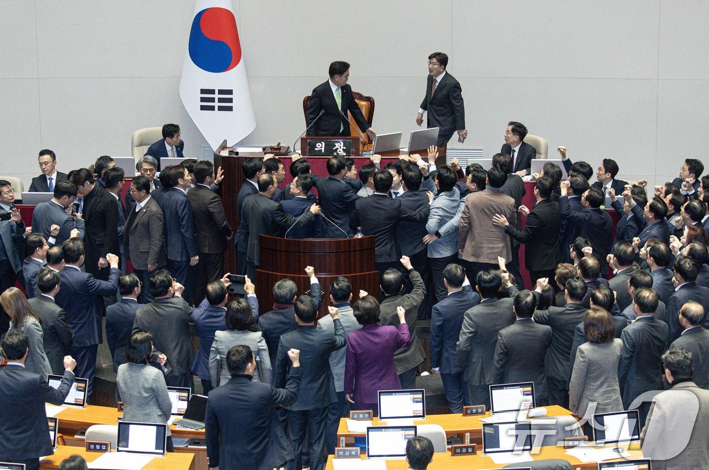 권성동 국민의힘 당 대표 권한대행 겸 원내대표가 27일 오후 서울 여의도 국회에서 열린 제420회국회&#40;임시회&#41; 제2차 본회의에서 우원식 국회의장에게 한덕수 대통령 권한대행 국무총리 탄핵소추안 탄핵 의결 정족수 과반에 대해 우원식 국회의장에게 항의하고 있다. 2024.12.27/뉴스1 ⓒ News1 이재명 기자