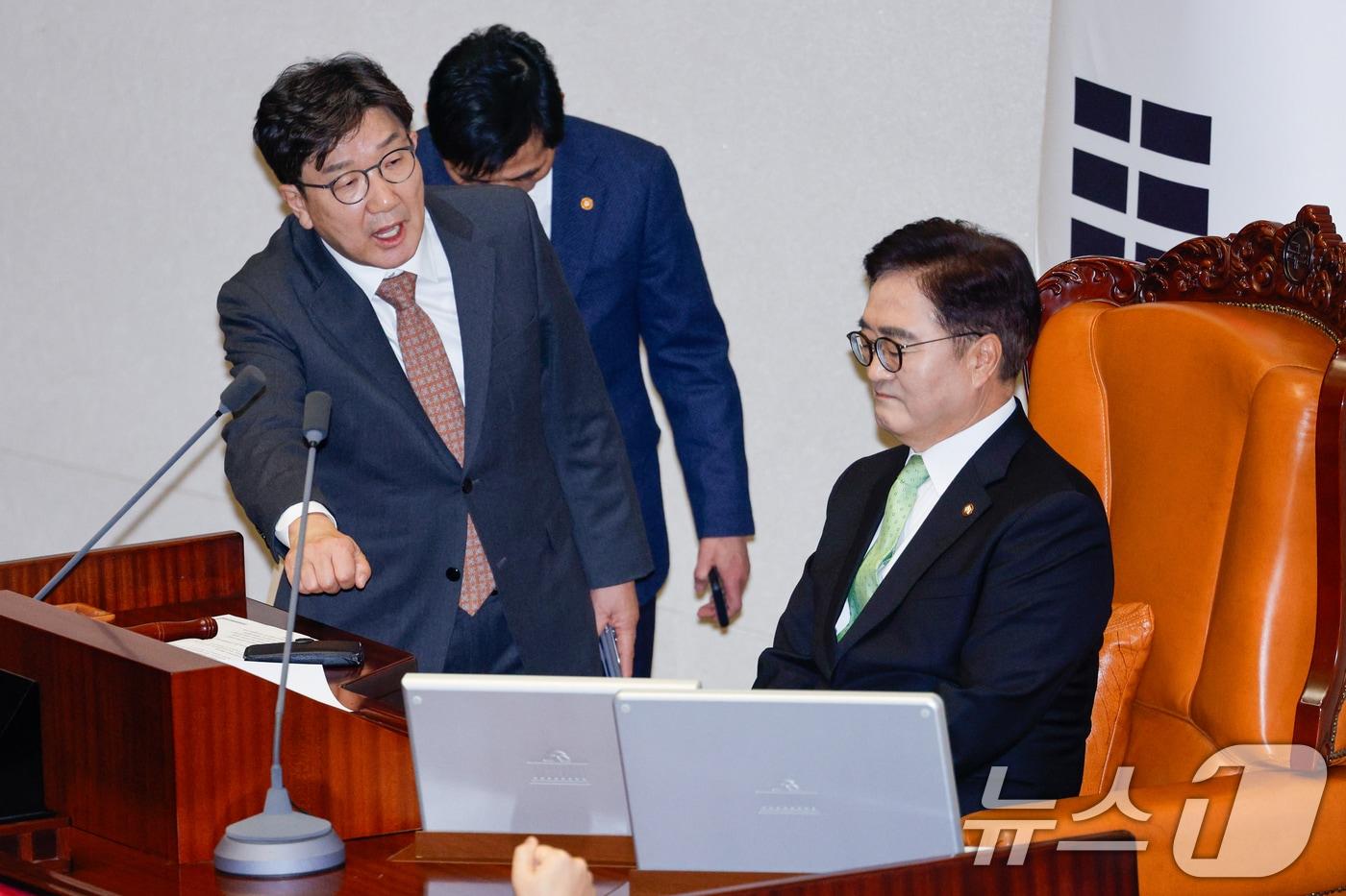 권성동 국민의힘 당 대표 권한대행 겸 원내대표가 27일 오후 서울 여의도 국회에서 열린 제420회국회&#40;임시회&#41; 제2차 본회의에서 우원식 국회의장을 향해 한덕수 대통령 권한대행 국무총리 탄핵소추안 의결 관련 항의하고 있다. 2024.12.27/뉴스1 ⓒ News1 안은나 기자