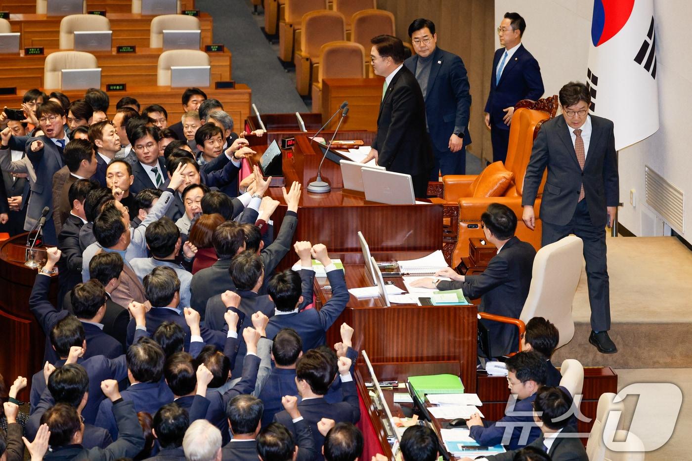 권성동 국민의힘 당 대표 권한대행 겸 원내대표가 27일 오후 서울 여의도 국회에서 열린 제420회국회&#40;임시회&#41; 제2차 본회의에서 우원식 국회의장을 향해 한덕수 대통령 권한대행 국무총리 탄핵소추안 의결 관련 항의한 뒤 의장석을 내려가고 있다. 2024.12.27/뉴스1 ⓒ News1 안은나 기자