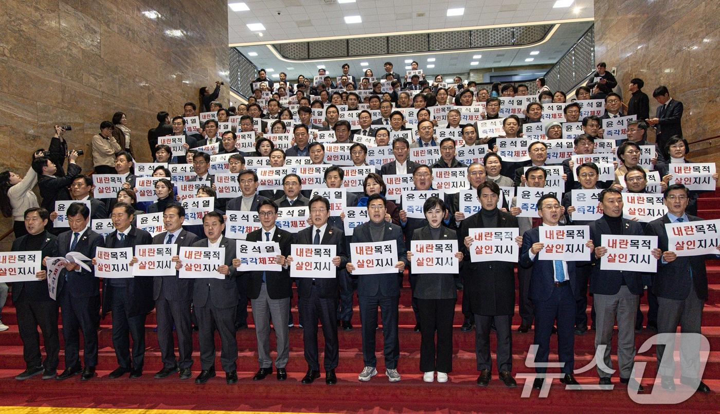 이재명 더불어민주당 대표, 김민석 최고위원을 비롯한 의원들이 27일 오후 서울 여의도 국회에서 내란수괴 윤석열 규탄대회를 열고 윤 대통령을 규탄하고 있다. 2024.12.27/뉴스1 ⓒ News1 이재명 기자