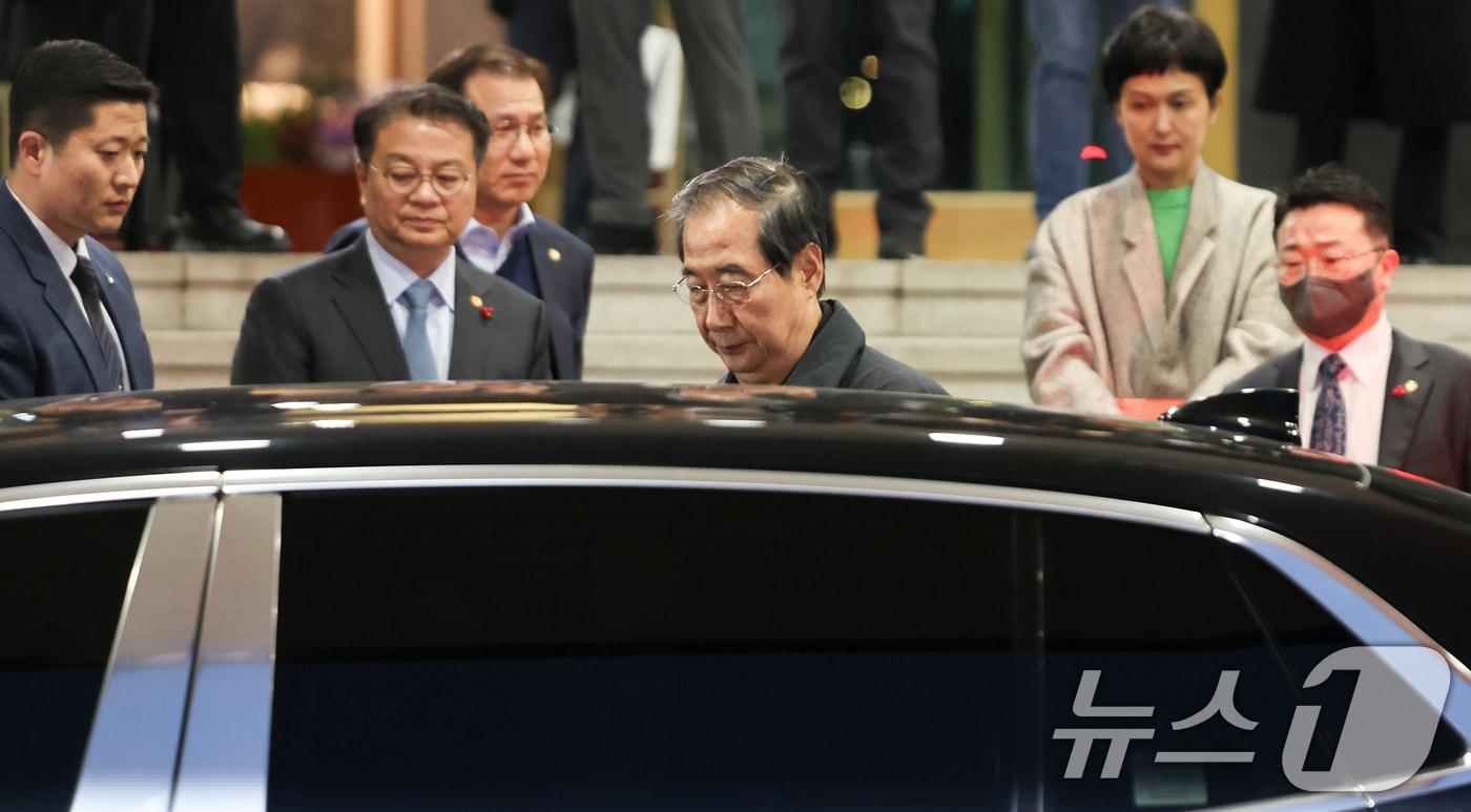 탄핵안 가결로 직무가 정지된 한덕수 대통령 권한대행 국무총리가 27일 오후 서울 세종대로 정부서울청사를 나서고 있다. 2024.12.27/뉴스1 ⓒ News1 허경 기자