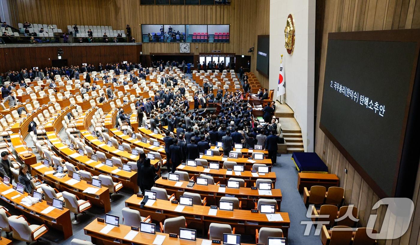 권성동 국민의힘 당 대표 권한대행 겸 원내대표와 의원들이 27일 오후 서울 여의도 국회에서 열린 제420회국회&#40;임시회&#41; 제2차 본회의에서 우원식 국회의장을 향해 한덕수 대통령 권한대행 국무총리 탄핵소추안 의결 관련 항의하고 있다. 2024.12.27/뉴스1 ⓒ News1 안은나 기자