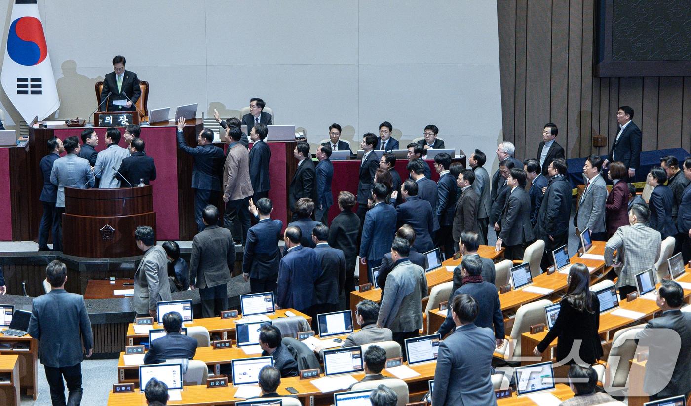 권성동 국민의힘 당 대표 권한대행 겸 원내대표와 의원들이 27일 오후 서울 여의도 국회에서 열린 제420회국회&#40;임시회&#41; 제2차 본회의에서 우원식 국회의장을 향해 한덕수 대통령 권한대행 국무총리 탄핵소추안 의결 관련 항의하고 있다. 2024.12.27/뉴스1 ⓒ News1 이재명 기자