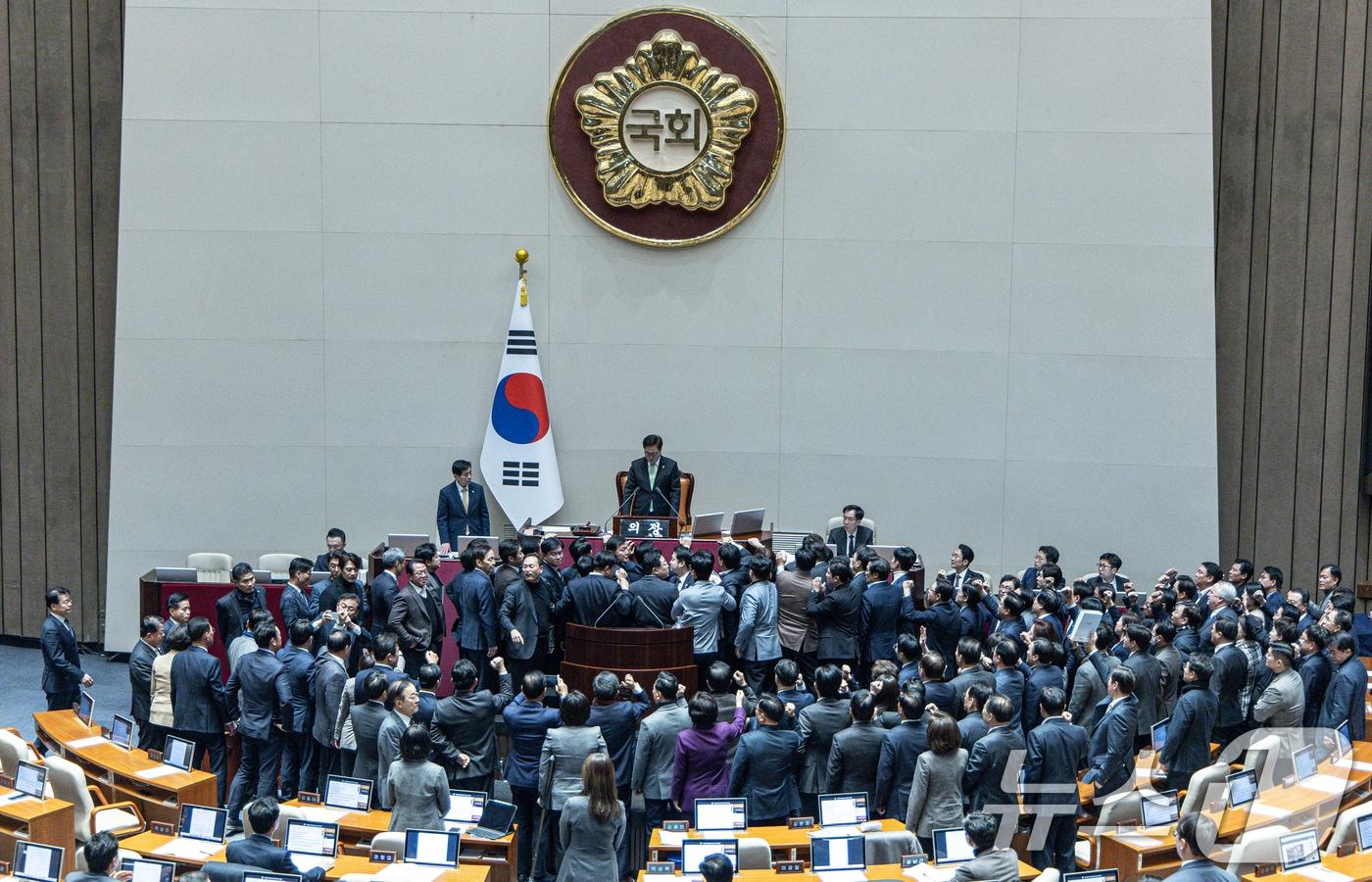 권성동 국민의힘 당 대표 권한대행 겸 원내대표와 의원들이 27일 오후 서울 여의도 국회에서 열린 제420회국회&#40;임시회&#41; 제2차 본회의에서 우원식 국회의장을 향해 한덕수 대통령 권한대행 국무총리 탄핵소추안 의결 관련 항의하고 있다. 2024.12.27/뉴스1 ⓒ News1 이재명 기자