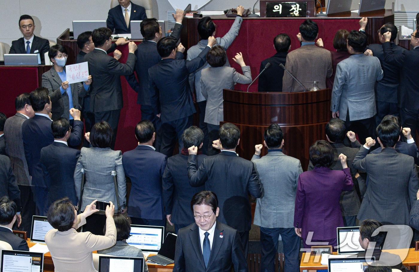 이재명 더불어민주당 대표가 27일 오후 서울 여의도 국회에서 열린 제420회국회&#40;임시회&#41; 제2차 본회의에서 한덕수 대통령 권한대행 국무총리 탄핵소추안 투표를 마치고 자리로 향하고 있다. 2024.12.27/뉴스1 ⓒ News1 이재명 기자