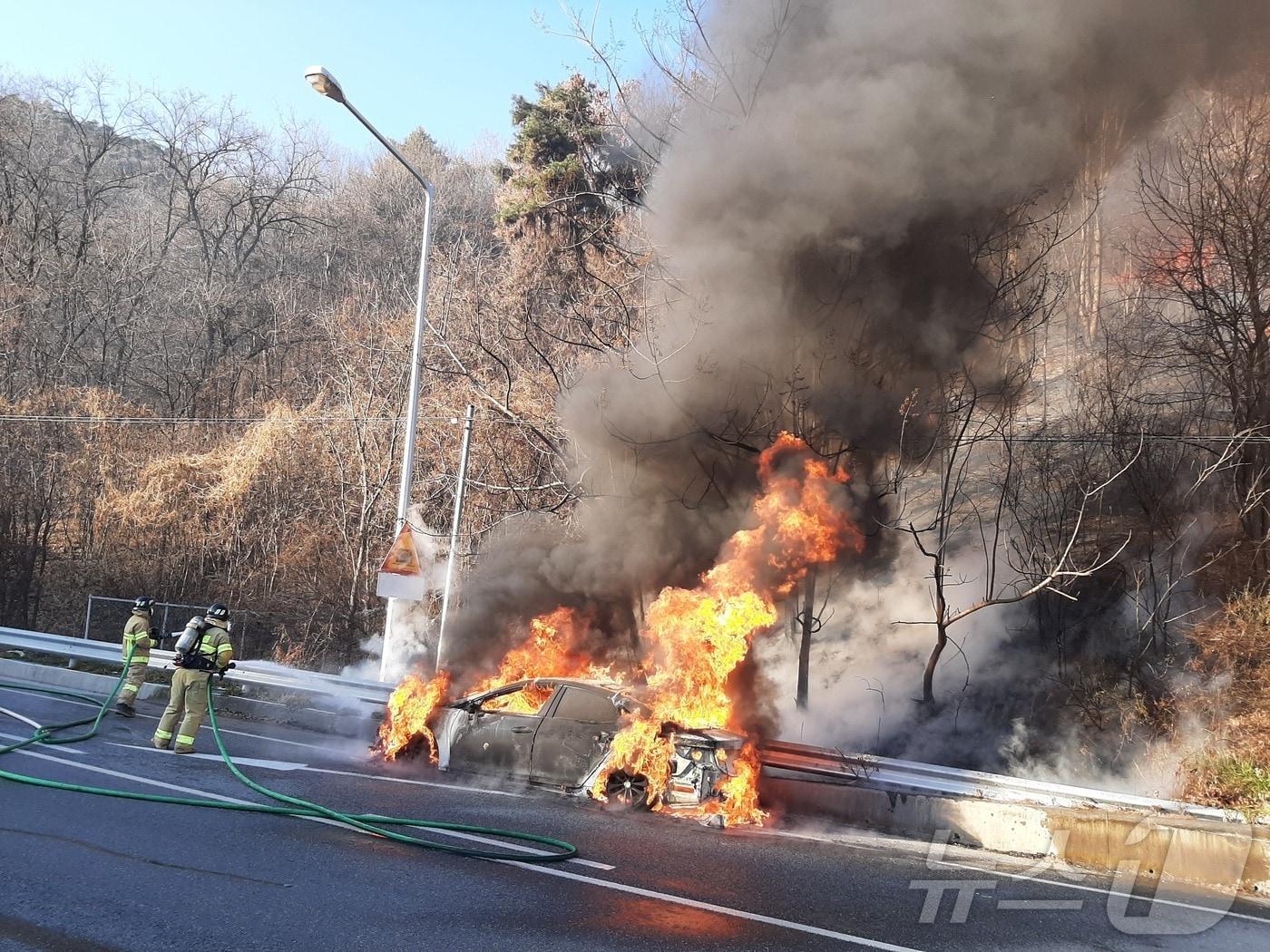 27일 오후 3시 14분쯤 경북 영주 상망동의 도로에서 그랜저 차에 불이 나 인근 야산으로 번졌다. &#40;경북소방본부 제공&#41;/뉴스1