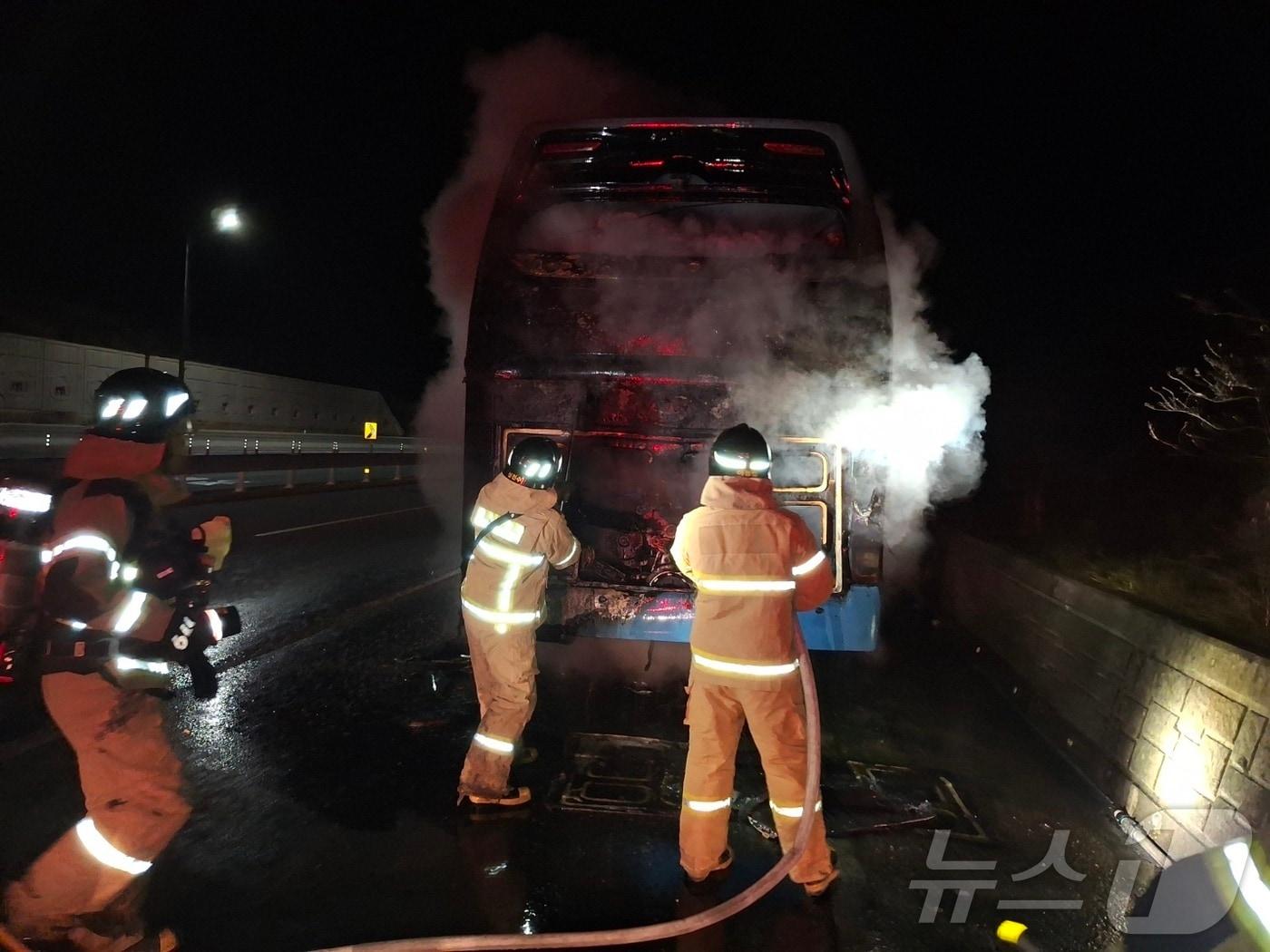 27일 오후 6시 53분쯤 경북 영덕 축산면 국도에서 달리던 관광버스에 불이 나 40여 분만에 꺼졌다. &#40;경북소방본부 제공&#41; 2024.12.27/뉴스1