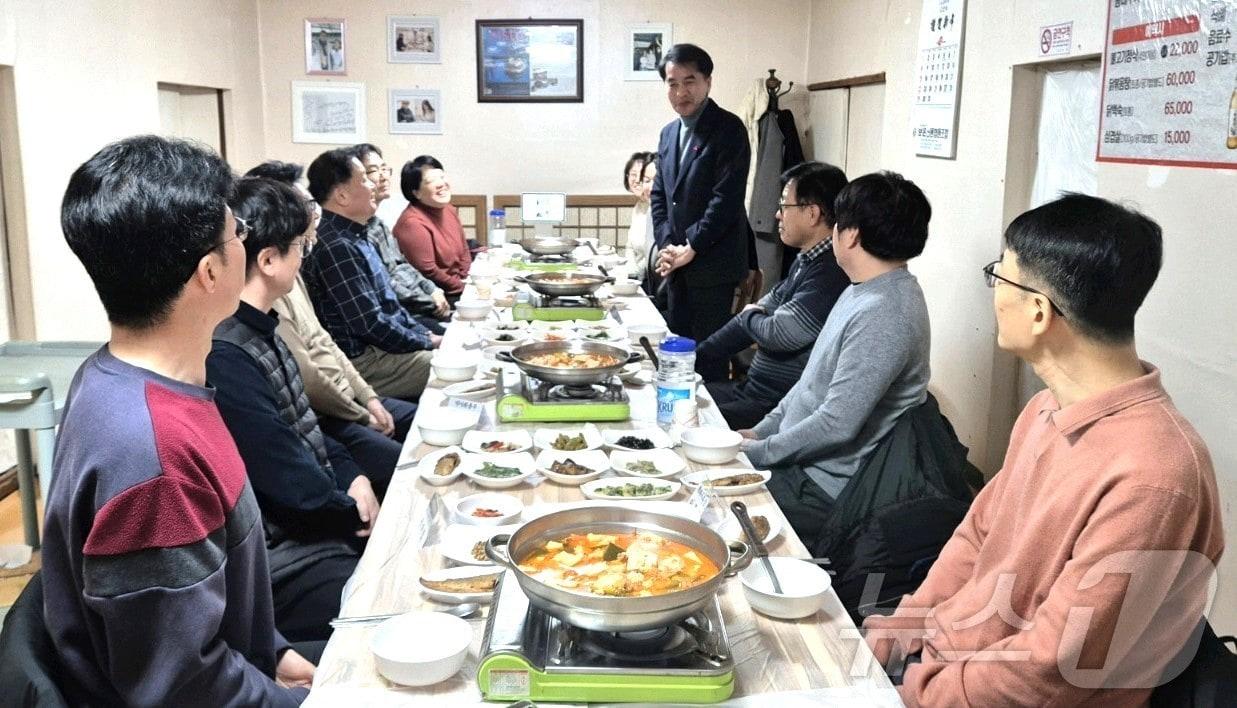 최재형 보은군수가 지역 의사·약사 단체 간담회에서 인사말을 하고 있다. &#40;보은군 제공&#41; /뉴스1