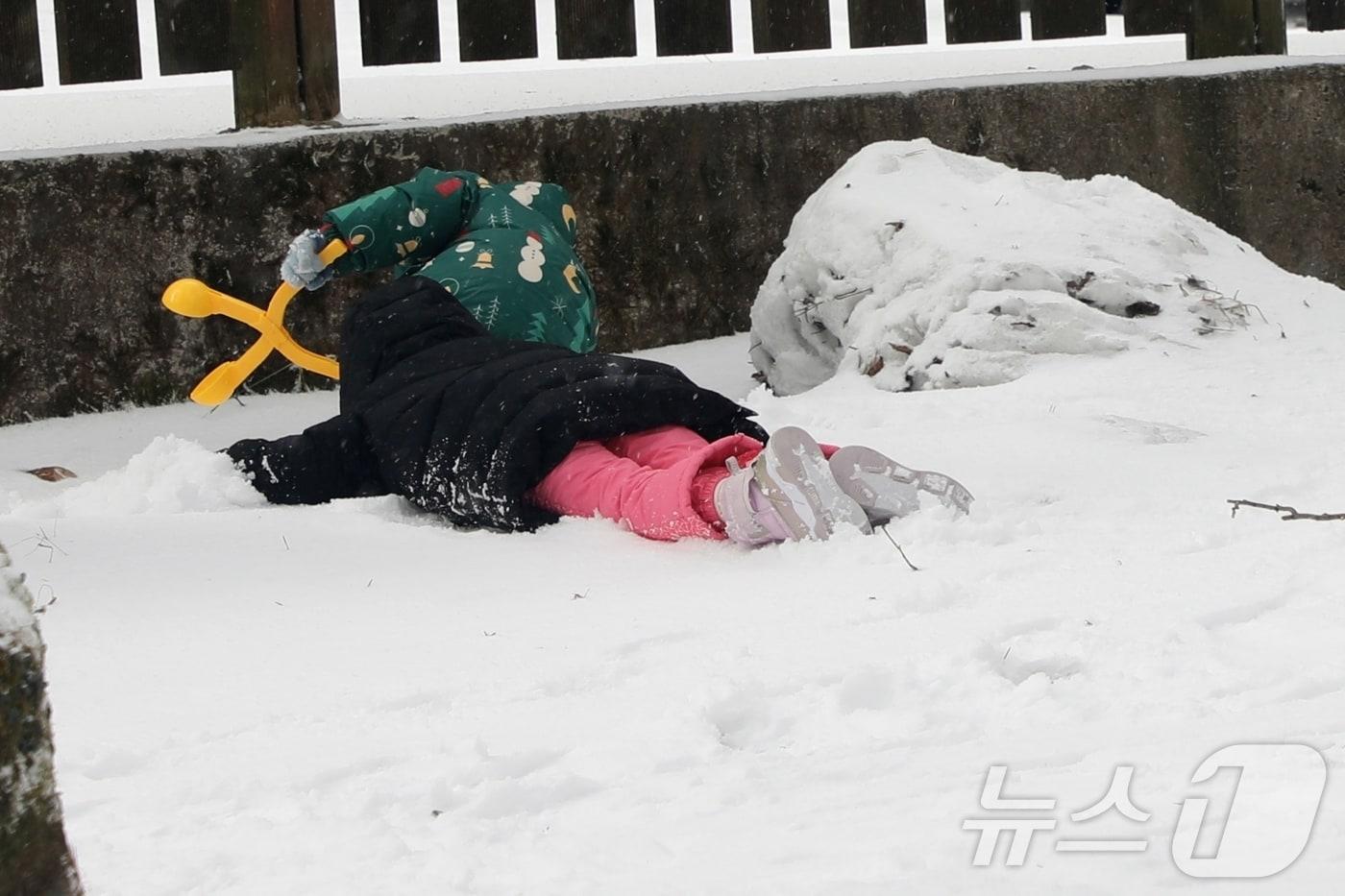 제주 한라산 성판악 입구에서 아이들이 눈밭 위를 구르고 있다.2024.12.28/뉴스1 ⓒ News1 홍수영 기자