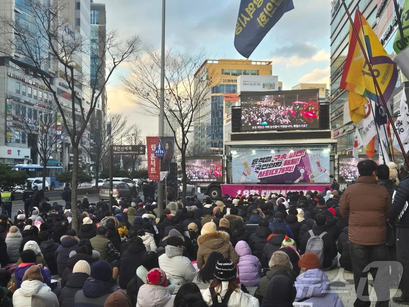 윤석열 대통령 탄핵·퇴진 촉구 집회가 28일 대전 번화가인 둔산동 은하수네거리에서 열리고 있다./뉴스1