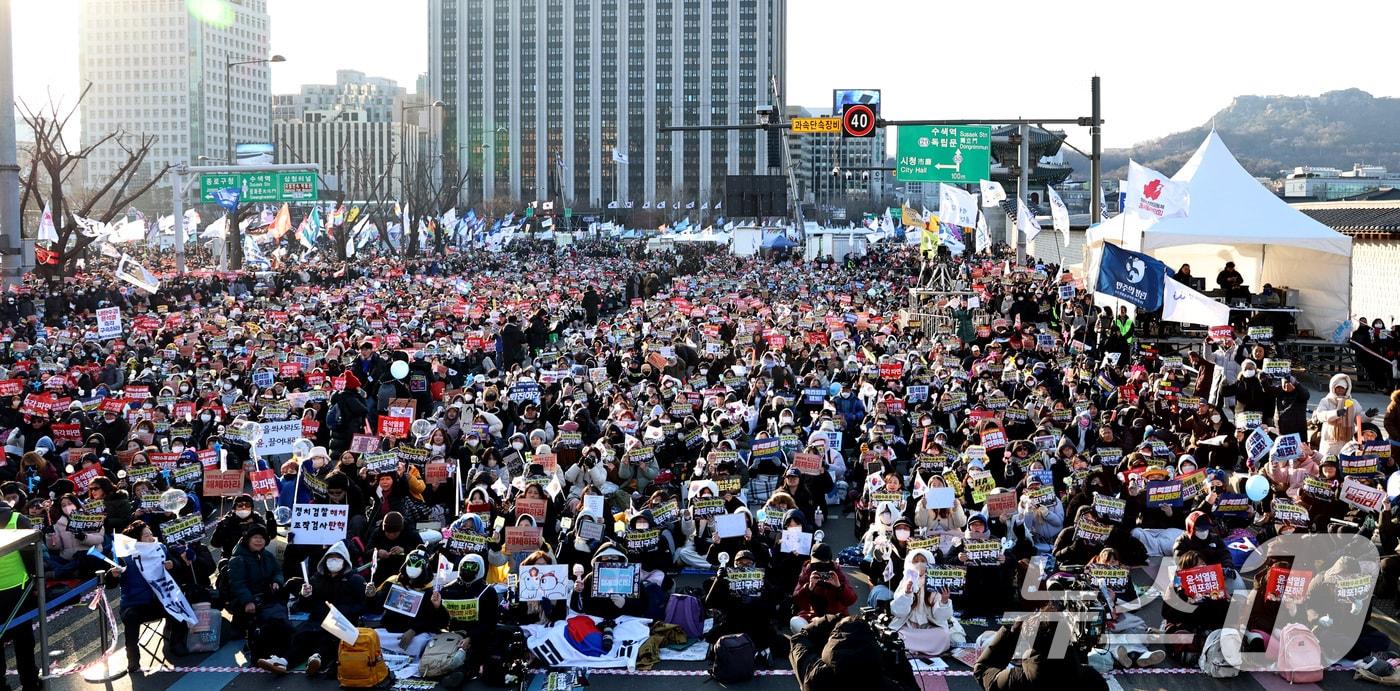 28일 오후 서울 광화문 일대에서 열린 ‘윤석열 즉각퇴진-사회대개혁 비상행동 4차 범시민대행진’에서 참가자들이 윤 대통령의 파면 등을 촉구하며 구호를 외치고 있다. /뉴스1 ⓒ News1 구윤성 기자