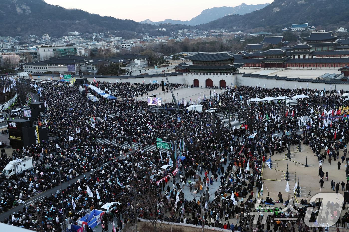 28일 오후 서울 광화문 일대에서 열린 ‘윤석열 즉각퇴진-사회대개혁 비상행동 4차 범시민대행진’에서 참가자들이 윤 대통령의 파면 등을 촉구하고 있다. /뉴스1 ⓒ News1 구윤성 기자