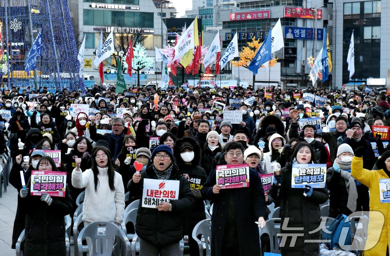 28일 오후 광주 동구 5·18민주광장에서 열린 대통령 탄핵 집회에서 참가자들이 함성을 지르고 있다.2024.12.28/뉴스1 ⓒ News1 김동수 기자