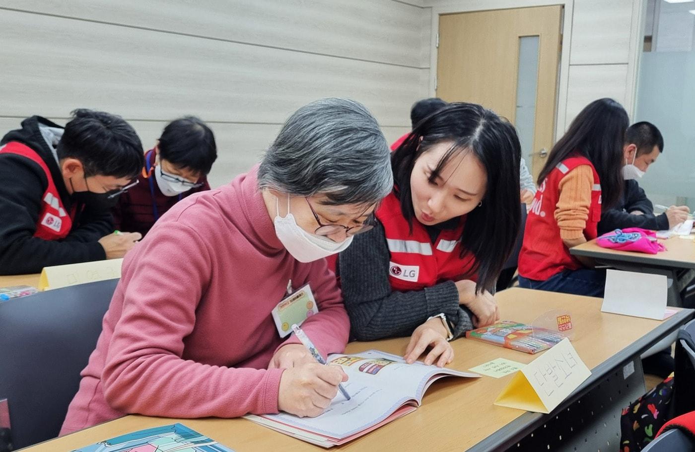 쉬운 가전 프로젝트 충현복지관 현장의 모습&#40;LG전자 제공&#41;