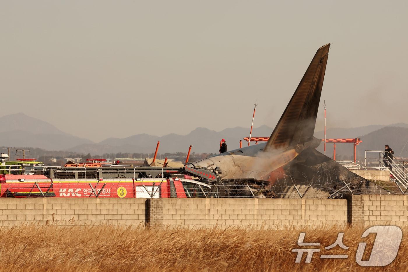 29일 오전 전남 무안국제공항 활주로에 여객기가 추락해 사고 수습이 이뤄지고 있다. 이날 오전 9시 7분쯤 승객과 승무원 181명을 태운 태국발 제주항공 7C2216편 항공기가 무안공항 착륙을 시도하던 중 활주로 외벽에 부딪혀 폭발했다. 2024.12.29/뉴스1 ⓒ News1 김태성 기자