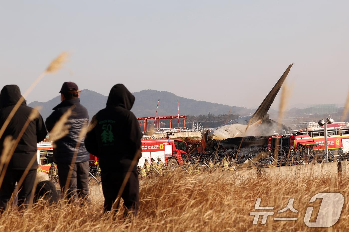 29일 오전 전남 무안국제공항 활주로에 여객기가 추락해 사고 수습이 이뤄지고 있다. 2024.12.29/뉴스1 ⓒ News1 김태성 기자