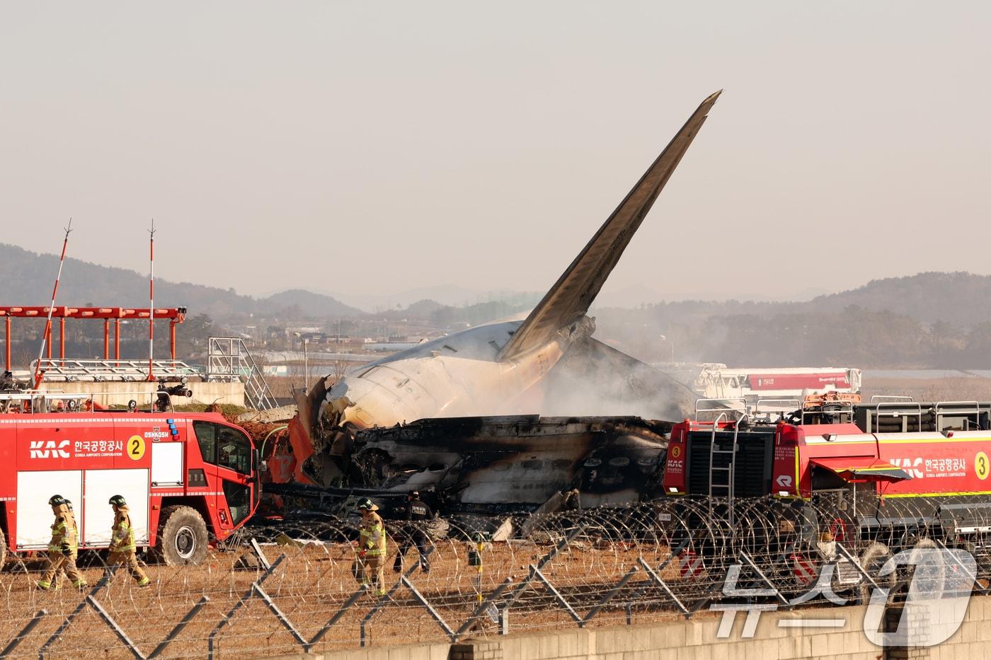 29일 오전 전남 무안국제공항 활주로에 여객기가 추락해 사고 수습이 이뤄지고 있다. 2024.12.29/뉴스1 ⓒ News1 김태성 기자