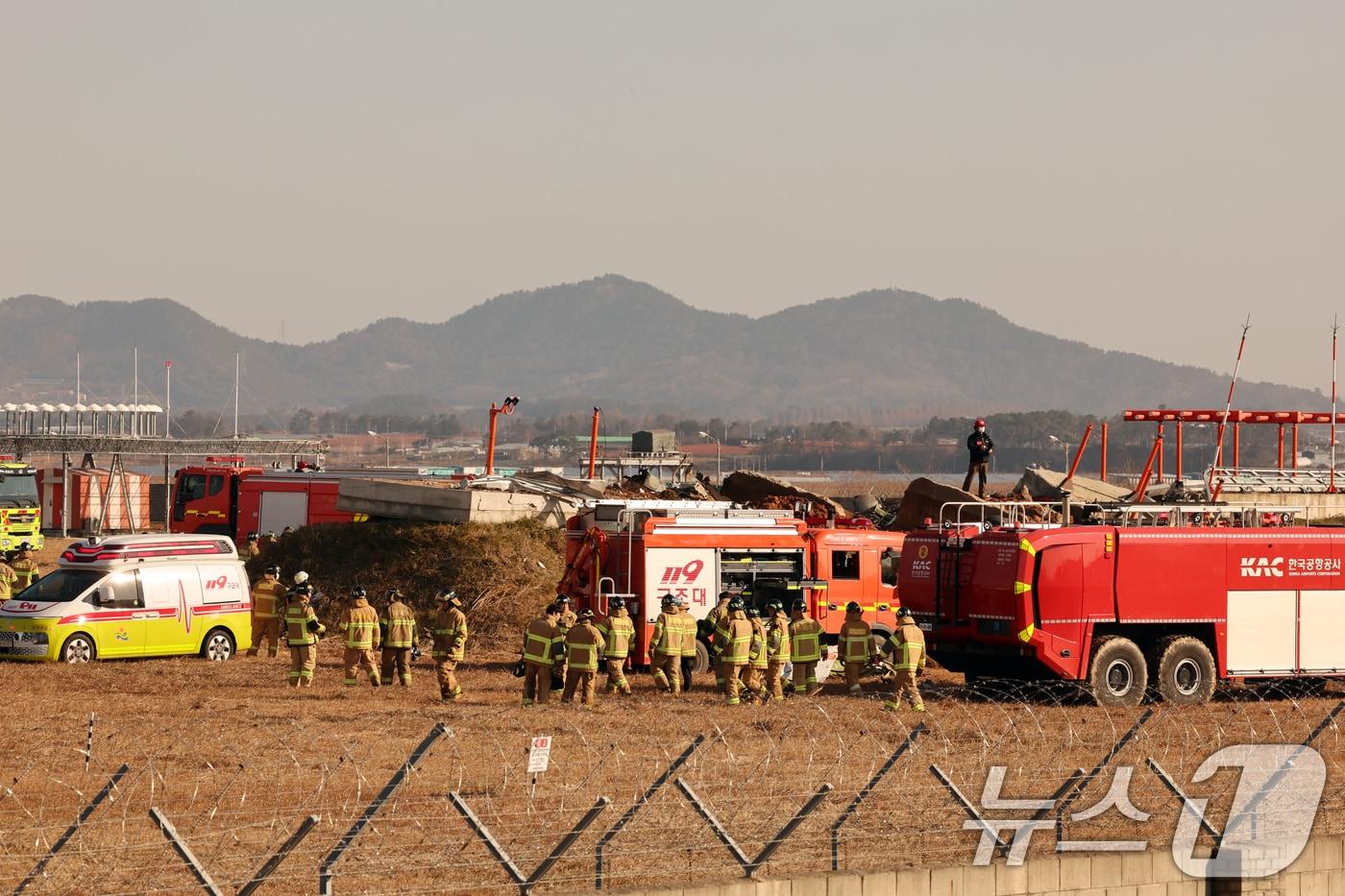 29일 오전 전남 무안국제공항 활주로에 여객기가 추락해 사고 수습이 이뤄지고 있다. 2024.12.29/뉴스1 ⓒ News1 김태성 기자